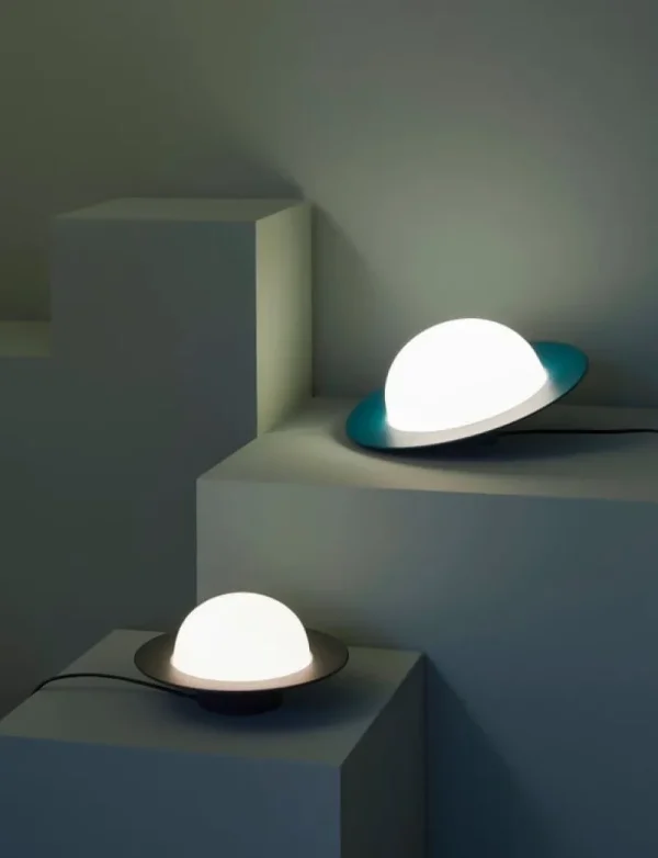 Artemide Tischlampen-AGO Alley Tilt Tischleuchte, dimmbar, groß, Burgunderrot