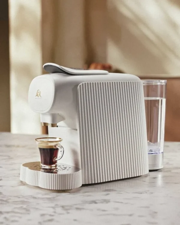 Alessi Haushaltsgeräte^Kapselmaschine Plissé L'Or Barista von , weiß