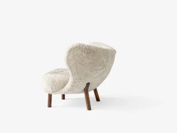 Fogia Sitzgelegenheiten-&Tradition Little Petra Loungesessel und Pouf, Moonlight, Schaffell – Nussbaum