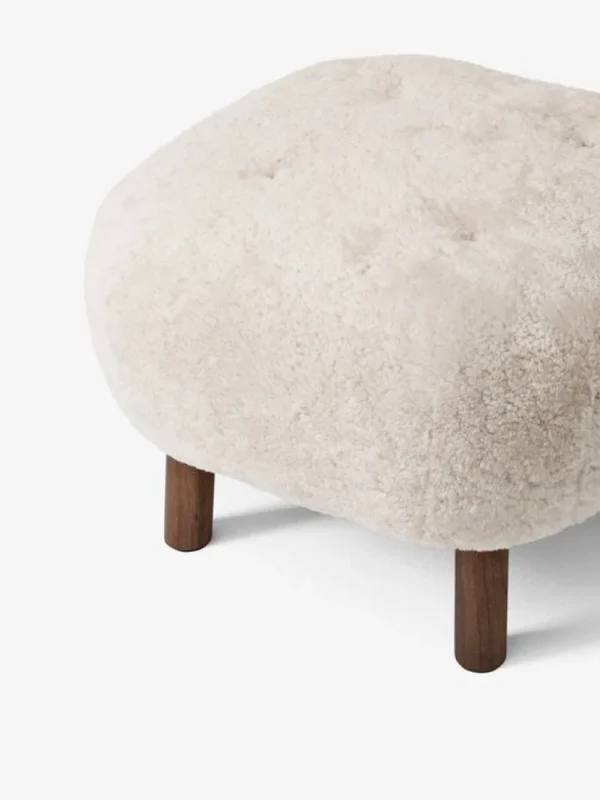 Fogia Sitzgelegenheiten-&Tradition Little Petra Loungesessel und Pouf, Moonlight, Schaffell – Nussbaum