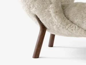 Fogia Sitzgelegenheiten-&Tradition Little Petra Loungesessel und Pouf, Moonlight, Schaffell – Nussbaum