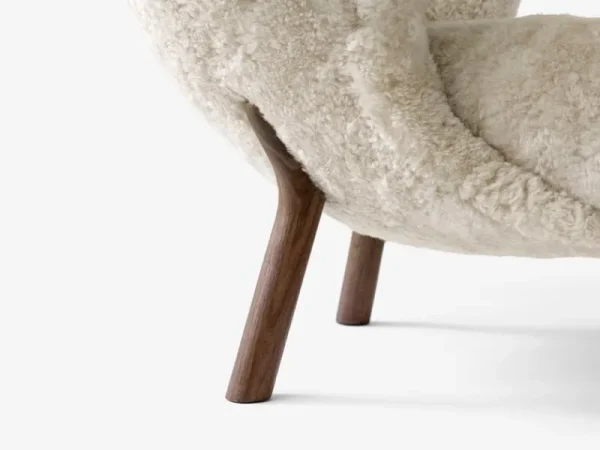 Fogia Sitzgelegenheiten-&Tradition Little Petra Loungesessel und Pouf, Moonlight, Schaffell – Nussbaum