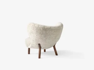 Fogia Sitzgelegenheiten-&Tradition Little Petra Loungesessel und Pouf, Moonlight, Schaffell – Nussbaum
