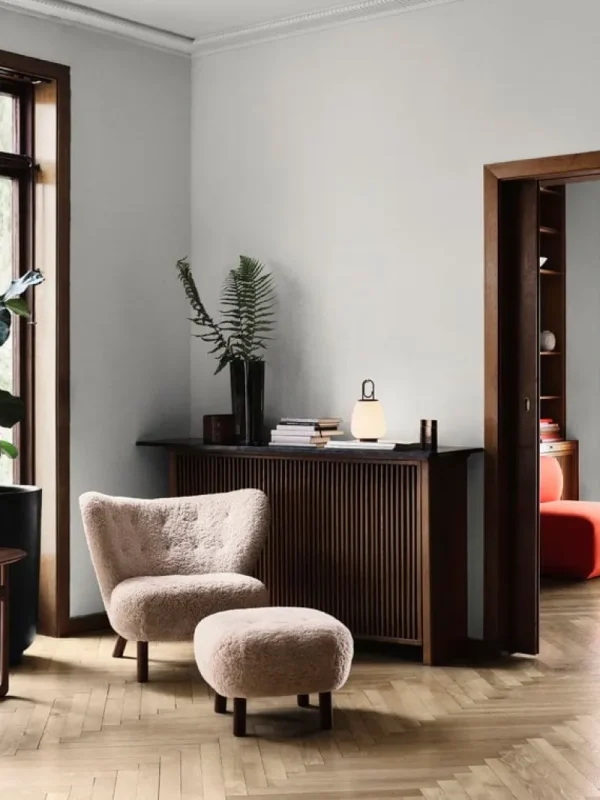 Fogia Sitzgelegenheiten-&Tradition Little Petra Loungesessel und Pouf, Moonlight, Schaffell – Nussbaum