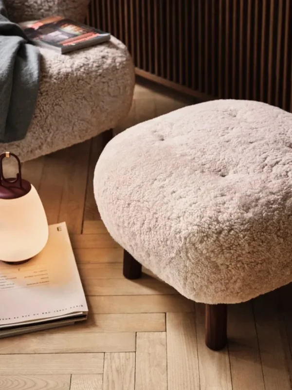 Fogia Sitzgelegenheiten-&Tradition Little Petra Loungesessel und Pouf, Moonlight, Schaffell – Nussbaum