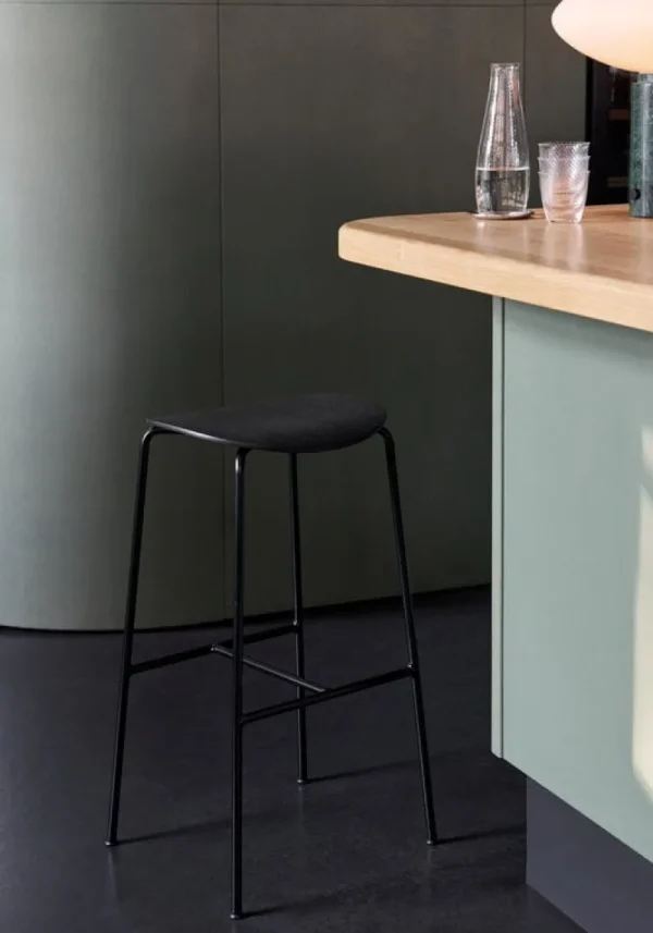 Vitra Sitzgelegenheiten-&Tradition Pavilion AV37 Barhocker, 68 cm, schwarz lackierte Eiche