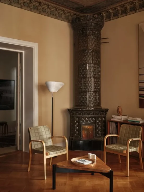 Vitra Sitzgelegenheiten-Artek Aalto Armchair 45, honigfarben - blattgrünes Steppleder - Rattangeflecht