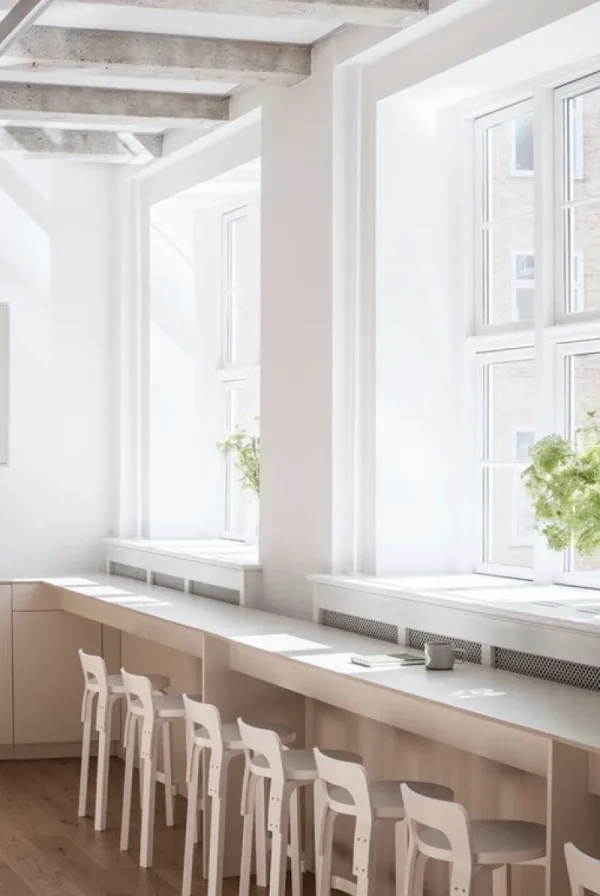 Normann Copenhagen Sitzgelegenheiten-Artek Aalto K65 Hochstuhl, weißes Laminat