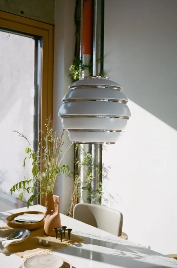LYFA Deckenleuchten-Artek Aalto Pendelleuchte A331 „Beehive“, weiß/Chrom