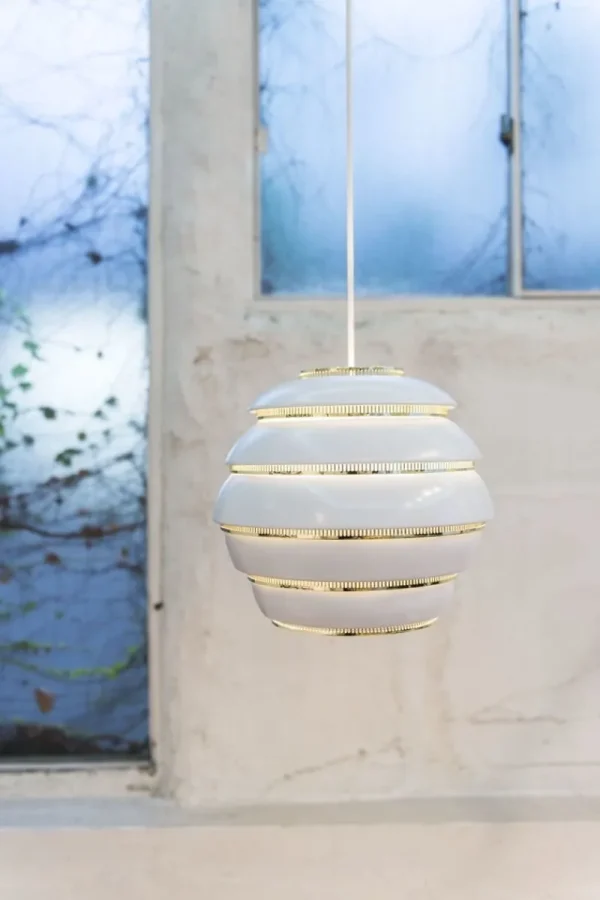 Artek Deckenleuchten-Aalto Pendelleuchte A331 „Beehive“, weiß/ Messing