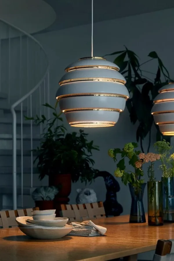 Artek Deckenleuchten-Aalto Pendelleuchte A331 „Beehive“, weiß/ Messing