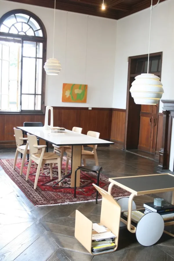 Artek Deckenleuchten-Aalto Pendelleuchte A331 „Beehive“, weiß/ Messing