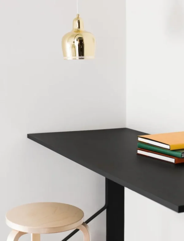 Nuura Deckenleuchten-Artek Aalto Pendelleuchte A330S „Golden Bell“, Messing