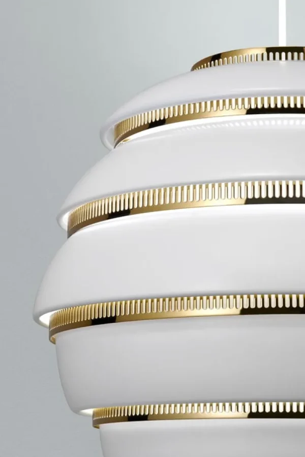 Artek Deckenleuchten-Aalto Pendelleuchte A331 „Beehive“, weiß/ Messing