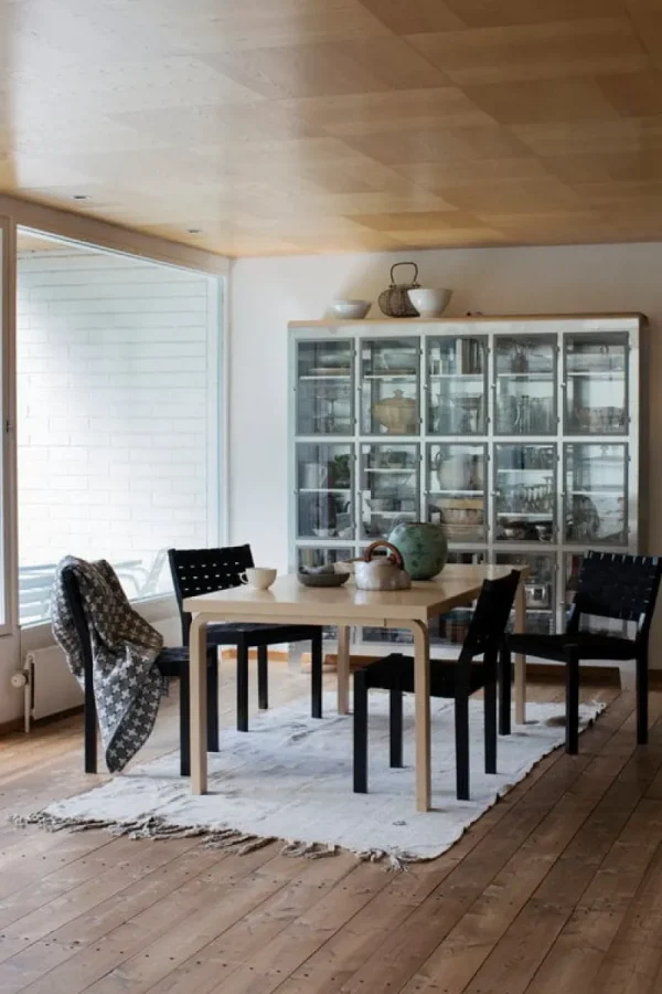 HAY Sitzgelegenheiten-Artek Aalto Stuhl 611, Schwarz – naturfarbenes/schwarzes Gewebe