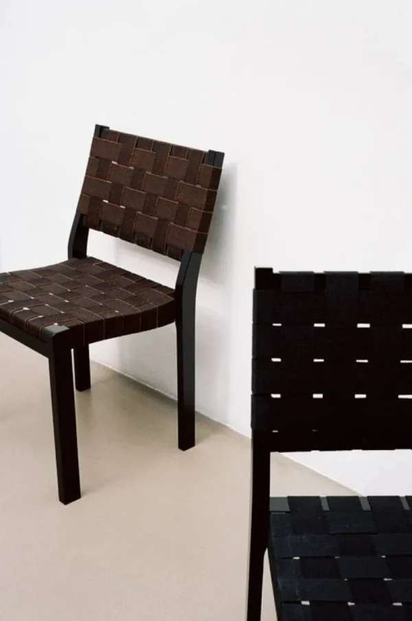HAY Sitzgelegenheiten-Artek Aalto Stuhl 611, schwarz/schwarzes Gurtband