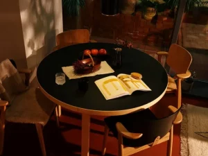 Muuto Tische-Artek Aalto Tisch 91, Birke - Linoleum schwarz