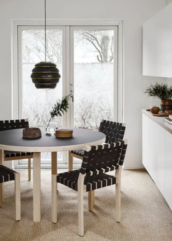 Muuto Tische-Artek Aalto Tisch 91, Birke - Linoleum schwarz