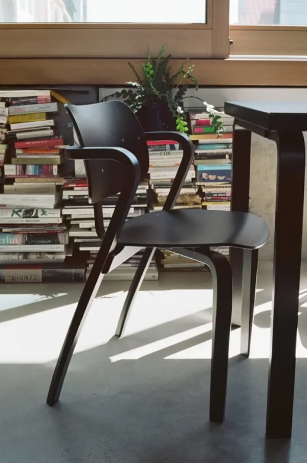 Vitra Sitzgelegenheiten-Artek Aslak Stuhl, Schwarz