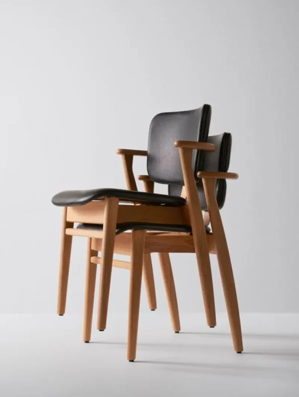 Normann Copenhagen Sitzgelegenheiten-Artek Domus Stuhl, lackierte Eiche/schwarzes Leder