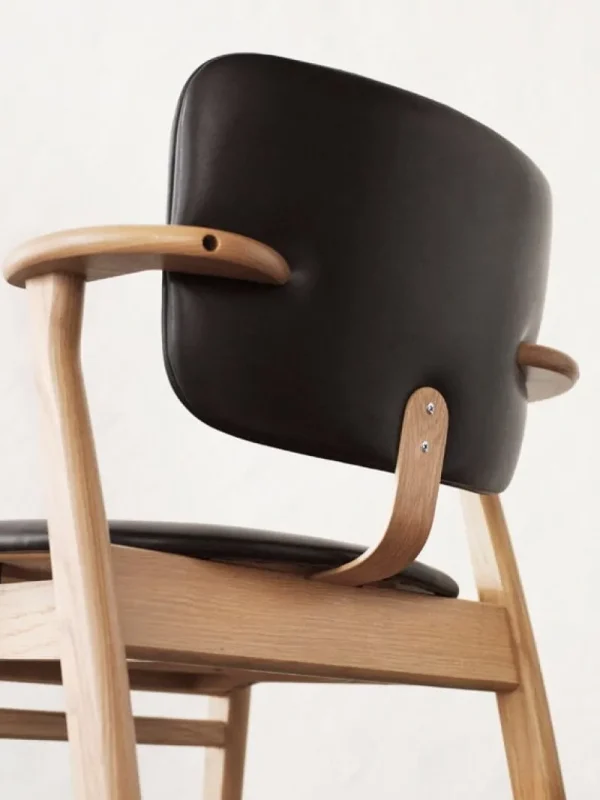 Normann Copenhagen Sitzgelegenheiten-Artek Domus Stuhl, lackierte Eiche/schwarzes Leder
