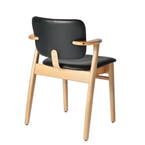 Normann Copenhagen Sitzgelegenheiten-Artek Domus Stuhl, lackierte Eiche/schwarzes Leder