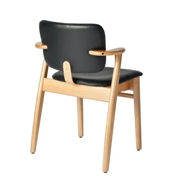 Normann Copenhagen Sitzgelegenheiten-Artek Domus Stuhl, lackierte Eiche/schwarzes Leder