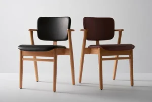 Normann Copenhagen Sitzgelegenheiten-Artek Domus Stuhl, lackierte Eiche/schwarzes Leder
