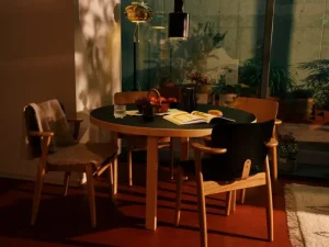 Normann Copenhagen Sitzgelegenheiten-Artek Domus Stuhl, lackierte Eiche/schwarzes Leder