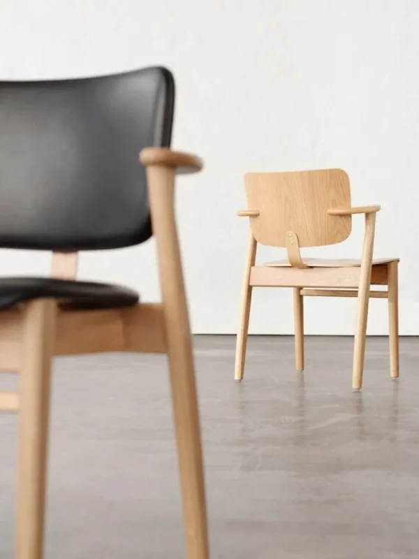 Normann Copenhagen Sitzgelegenheiten-Artek Domus Stuhl, lackierte Eiche/schwarzes Leder