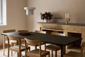 HAY Tische-Artek Kaari REB 001 Tisch, schwarzes Linoleum/schwarze Eiche