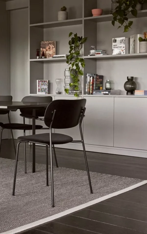 Audo Copenhagen Sitzgelegenheiten-Co Chair mit Armlehnen, schwarze Eiche/schwarzes Leder
