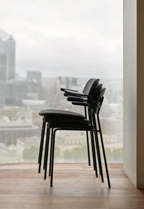 Audo Copenhagen Sitzgelegenheiten-Co Chair mit Armlehnen, schwarze Eiche/schwarzes Leder