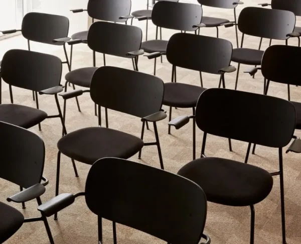 Audo Copenhagen Sitzgelegenheiten-Co Chair mit Armlehnen, schwarze Eiche/schwarzes Leder