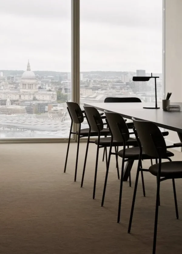 Audo Copenhagen Sitzgelegenheiten-Co Chair mit Armlehnen, schwarze Eiche/schwarzes Leder