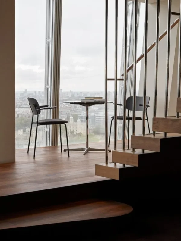 Audo Copenhagen Sitzgelegenheiten-Co Chair mit Armlehnen, schwarze Eiche/schwarzes Leder