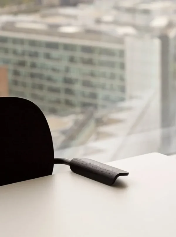 Audo Copenhagen Sitzgelegenheiten-Co Chair mit Armlehnen, schwarze Eiche/schwarzes Leder