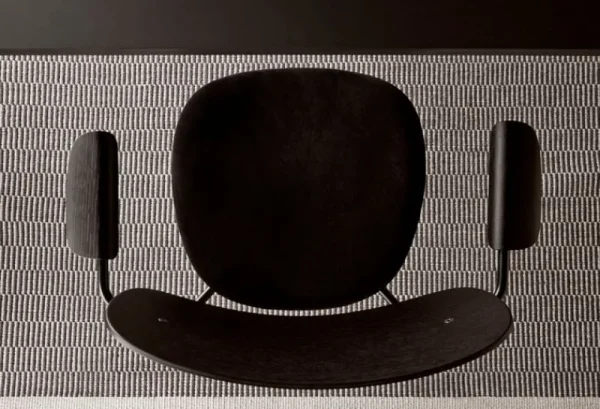 Audo Copenhagen Sitzgelegenheiten-Co Chair mit Armlehnen, schwarze Eiche/schwarzes Leder