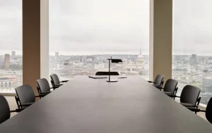 Audo Copenhagen Sitzgelegenheiten-Co Chair mit Armlehnen, schwarze Eiche/schwarzes Leder