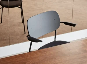 Audo Copenhagen Sitzgelegenheiten-Co Chair mit Armlehnen, schwarze Eiche/schwarzes Leder