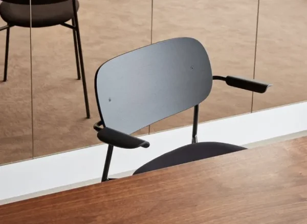 Audo Copenhagen Sitzgelegenheiten-Co Chair mit Armlehnen, schwarze Eiche/schwarzes Leder