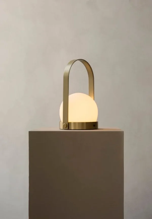 Audo Copenhagen Tischlampen | Tragbare Lampen-LED-Tischleuchte Carrie, gebürstetes Messing