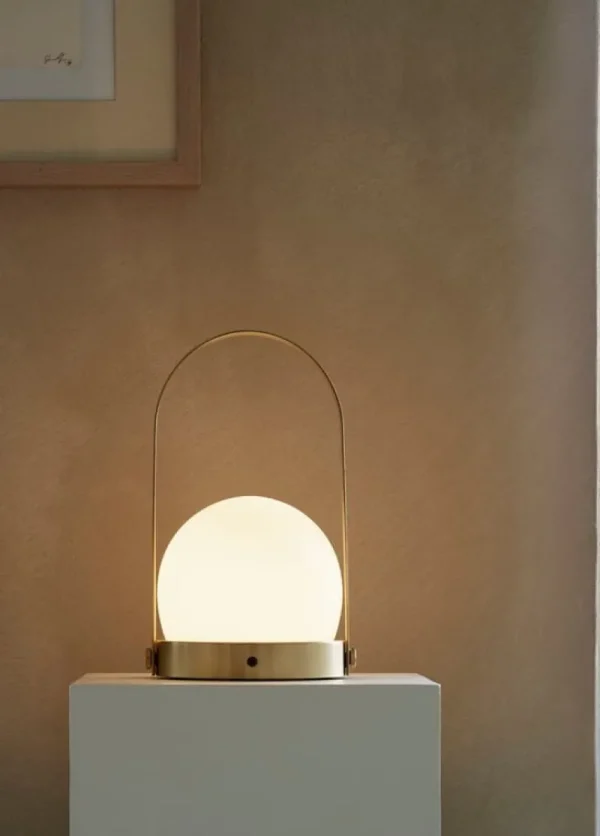 Audo Copenhagen Tischlampen | Tragbare Lampen-LED-Tischleuchte Carrie, gebürstetes Messing
