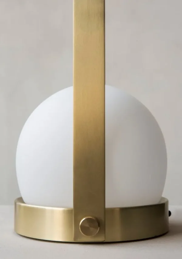 Audo Copenhagen Tischlampen | Tragbare Lampen-LED-Tischleuchte Carrie, gebürstetes Messing