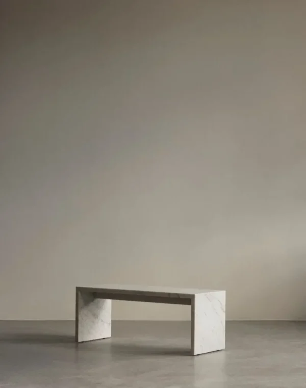 GUBI Tische-Audo Copenhagen Plinth Bridge Tisch, weißer Carrara-Marmor