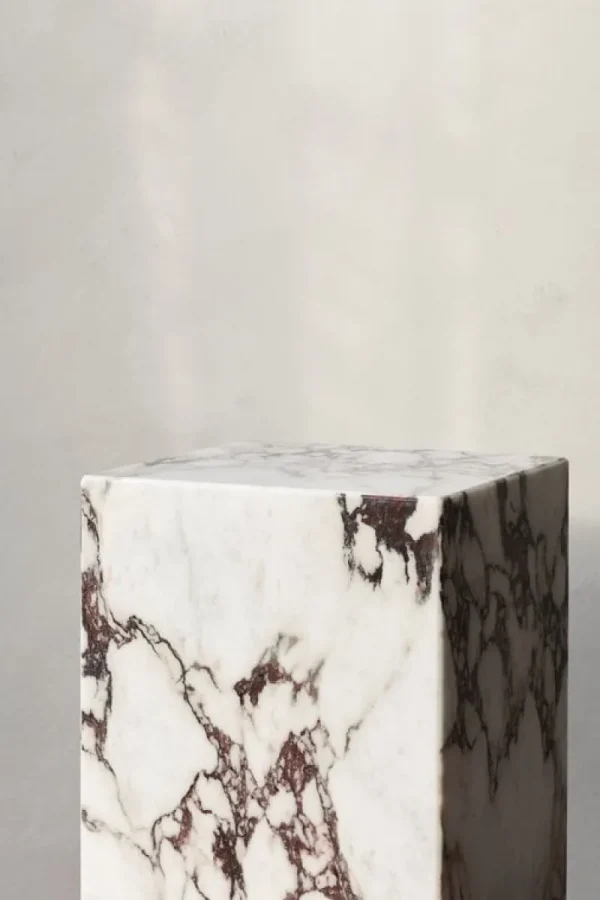 Audo Copenhagen Tische-Plinth Tisch, Würfel, Calacatta Viola Marmor