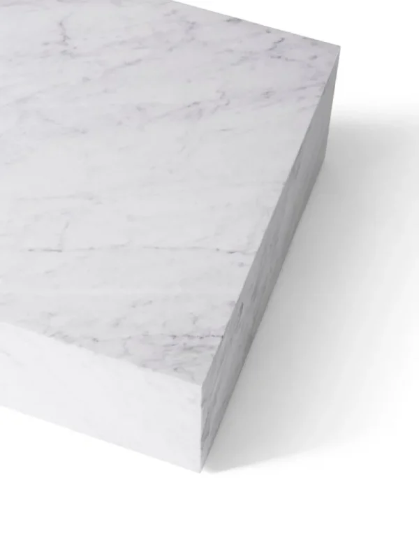 Audo Copenhagen Tische-Plinth Tisch, niedrig, weißer Carrara Marmor