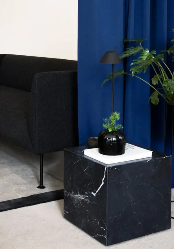 Audo Copenhagen Tische-Plinth Tisch, Würfel, schwarzer Marquina Marmor