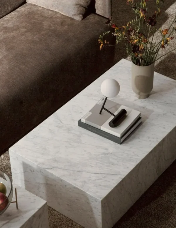 Audo Copenhagen Tische-Plinth Tisch, niedrig, weißer Carrara Marmor
