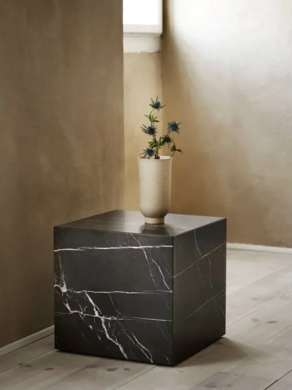 Audo Copenhagen Tische-Plinth Tisch, Würfel, schwarzer Marquina Marmor